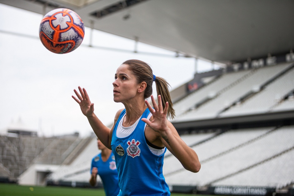Érika durante treino de reconhecimento do gramado da Arena Corinthians