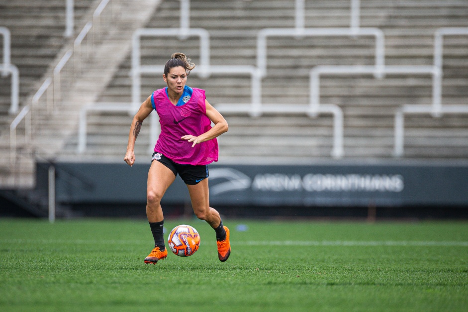 Gabi Zanoti durante treino de reconhecimento do gramado da Arena Corinthians