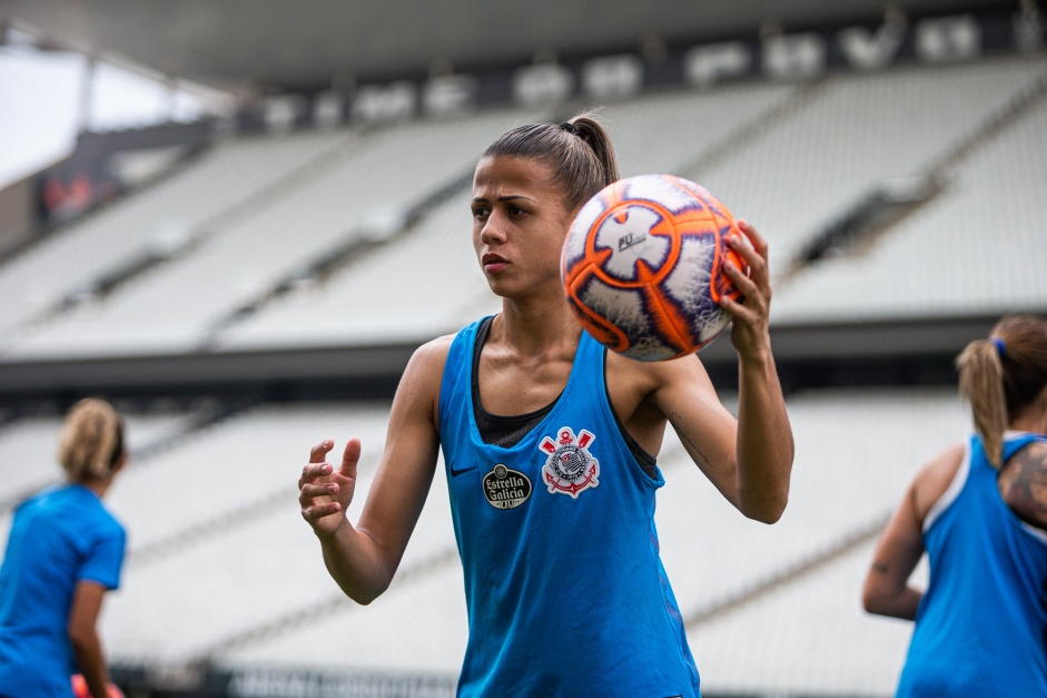 Giovanna durante treino de reconhecimento do gramado da Arena Corinthians