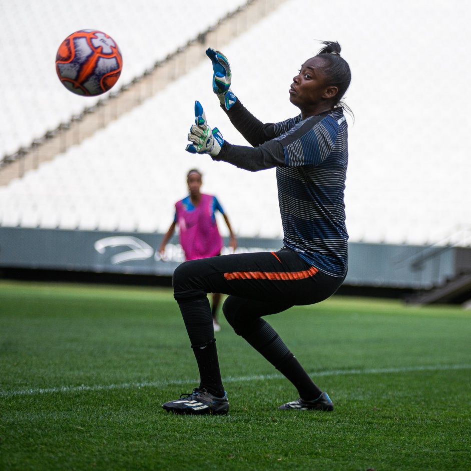 Goleiro Tainá durante treino de reconhecimento do gramado da Arena Corinthians