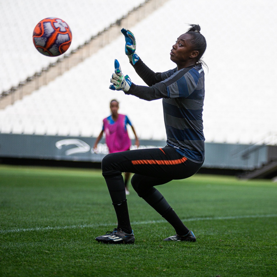 Goleiro Tain durante treino de reconhecimento do gramado da Arena Corinthians