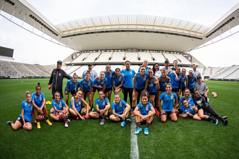 Jogadoras do feminino durante treino de reconhecimento do gramado da Arena Corinthians