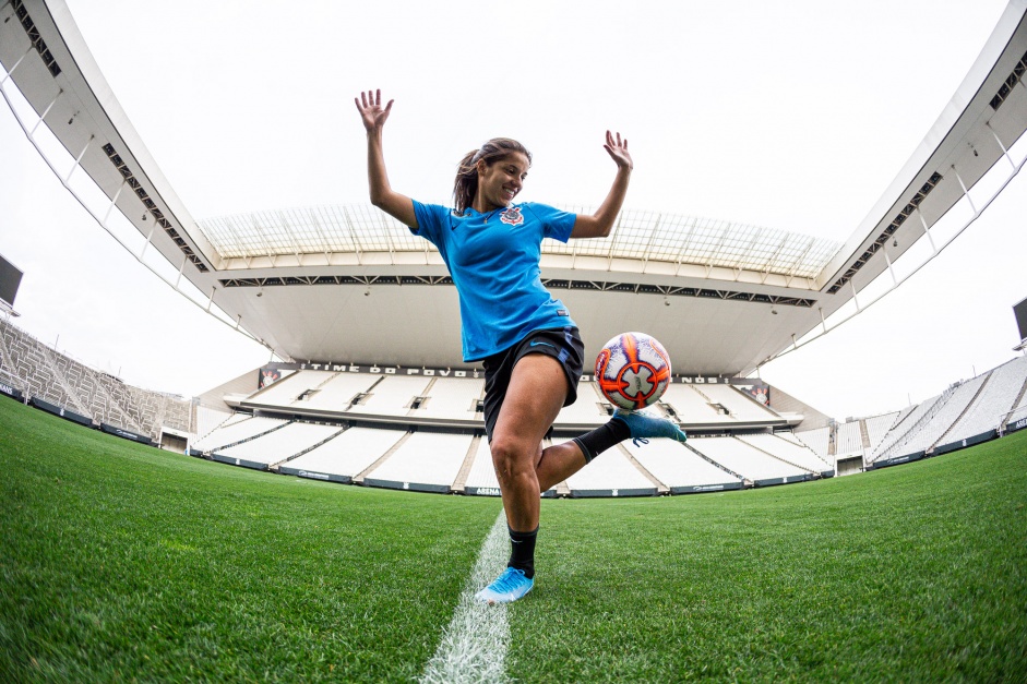 Millene durante treino de reconhecimento do gramado da Arena Corinthians