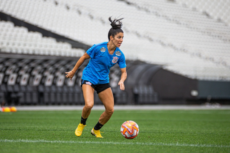 Paulinha durante treino de reconhecimento do gramado da Arena Corinthians