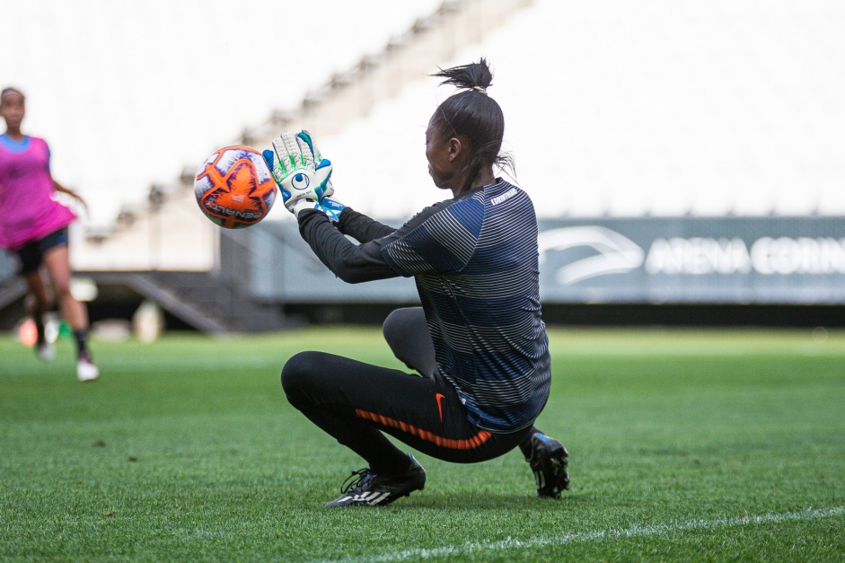 Tainá durante treino de reconhecimento do gramado da Arena Corinthians