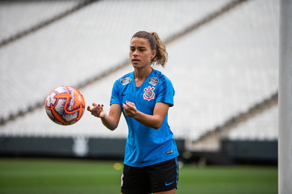 Tamires durante treino de reconhecimento do gramado da Arena Corinthians