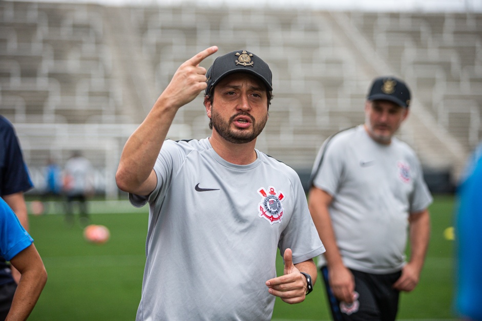 Treinador Arthur Elias durante treino de reconhecimento do gramado da Arena Corinthians