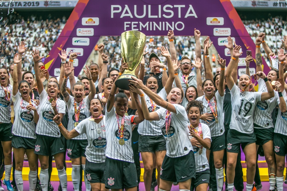 Diretora do futebol feminino pode se candidatar à presidência do Corinthians.
