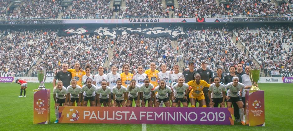 Elenco Feminino durante final do Paulista Feminino 2019