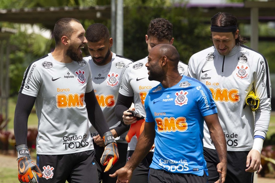 Vagner Love e goleiros do Corinthians no ltimo treinamento antes do jogo contra o Internacional