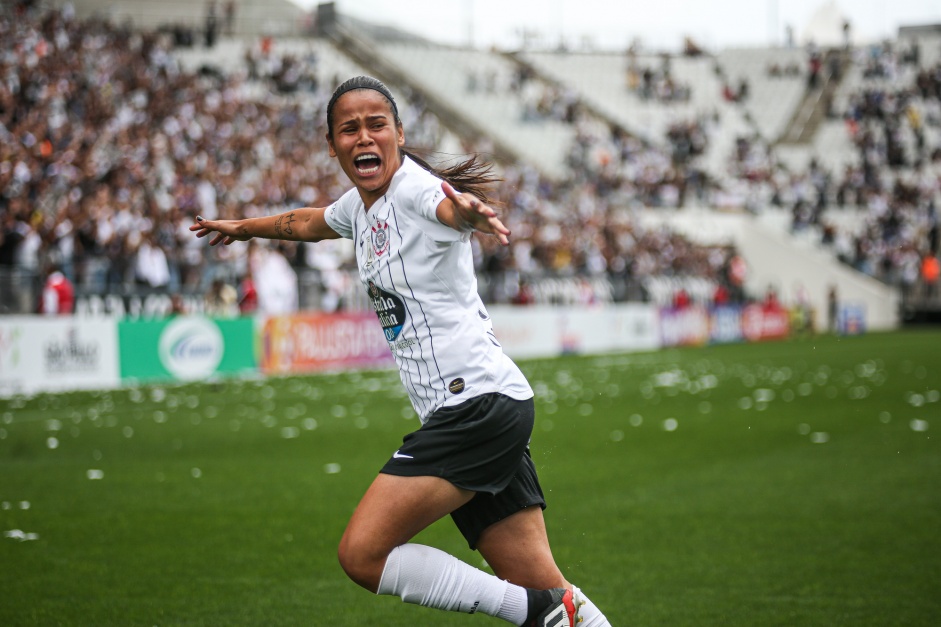 Victria Albuquerque comemora o seu gol na final do Campeonato Paulista Feminino