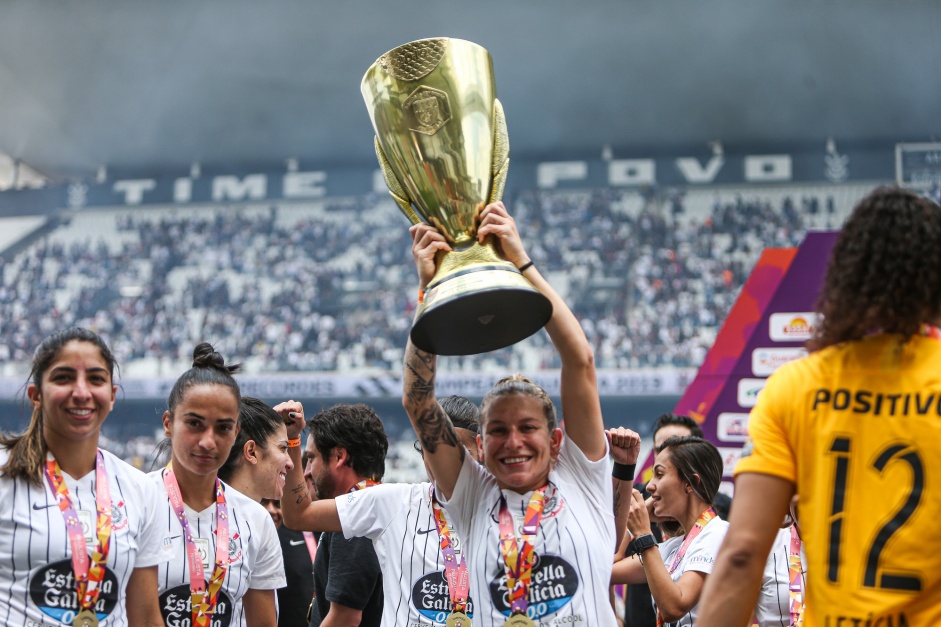 Cacau levanta taça de Campeão Paulista Feminino 2019