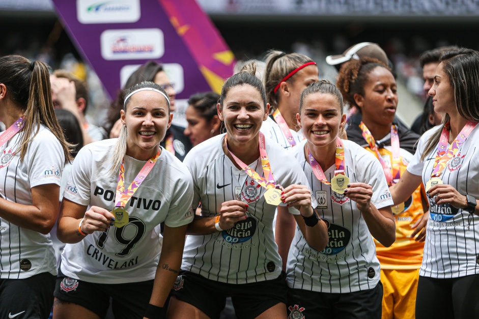 Crivelari, Gabi e Tamires exibindo medalhas do Campeonato Paulista Feminino