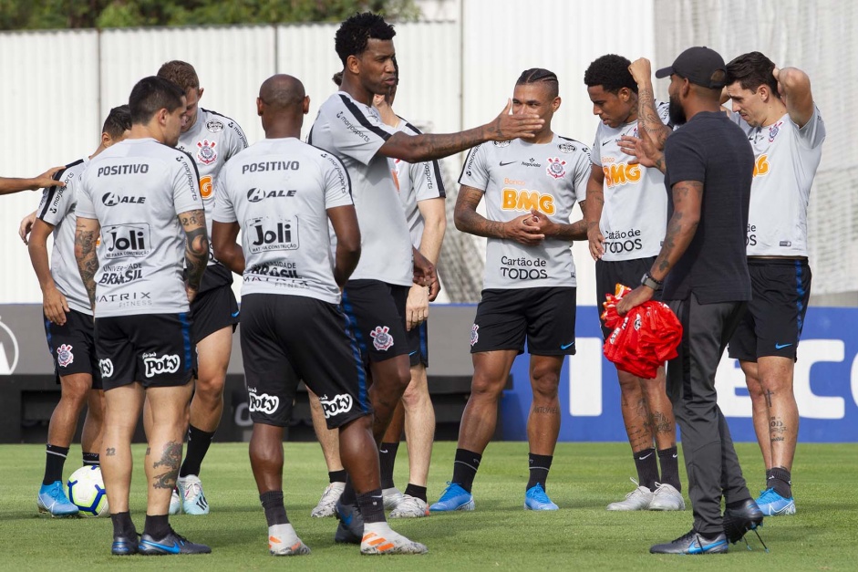 Elenco do Corinthians no treinamento desta quinta-feira no CT Joaquim Grava