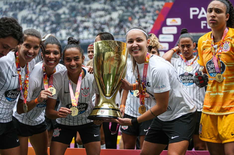 Jogadoras do Feminino levanta taa de Campeo Paulista Feminino 2019