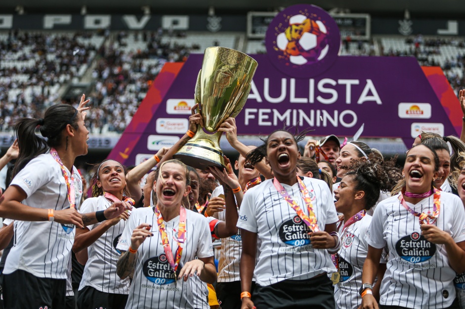 Jogadoras levantam taa de campes paulista pelo Corinthians Feminino