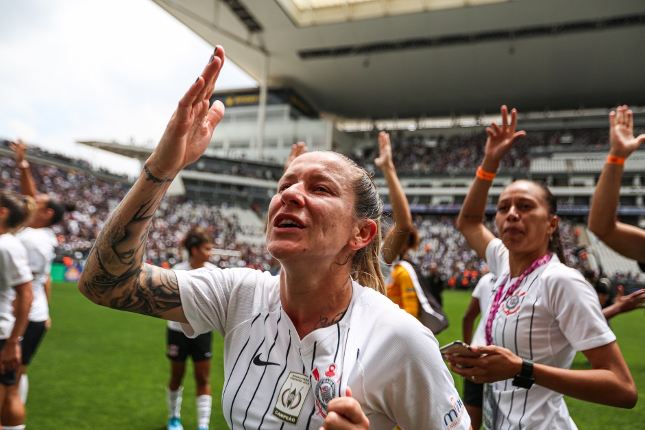 Cacau comemorando o ttulo do Campeonato Paulista Feminino 2019 na Arena Corinthians