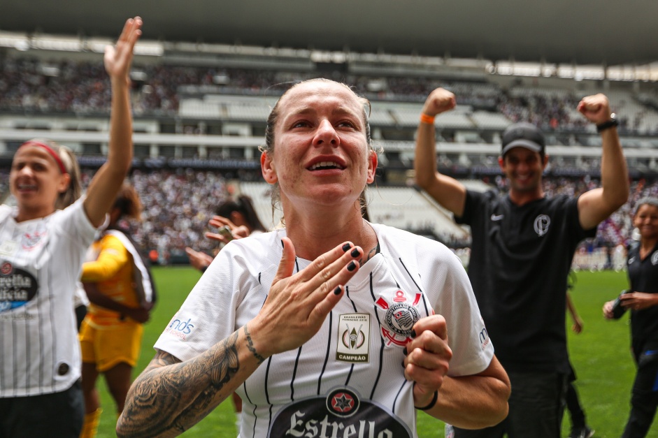 Cacau, feliz, comemorando o ttulo do Campeonato Paulista Feminino