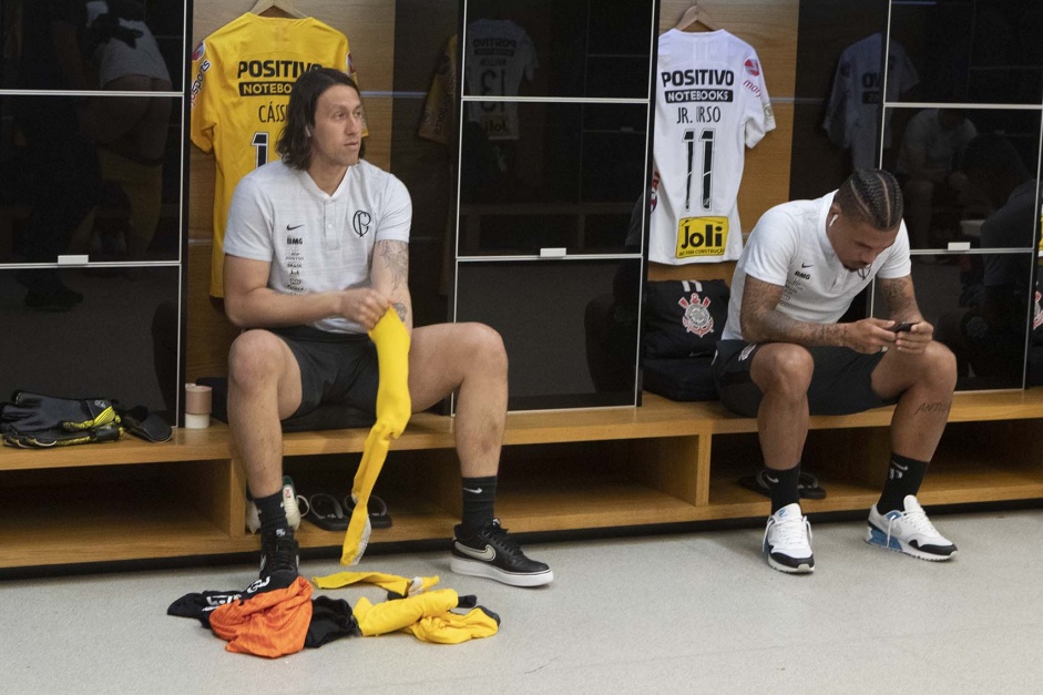 Cssio e Urso no vestirio da Arena Corinthians antes do jogo contra o Internacional