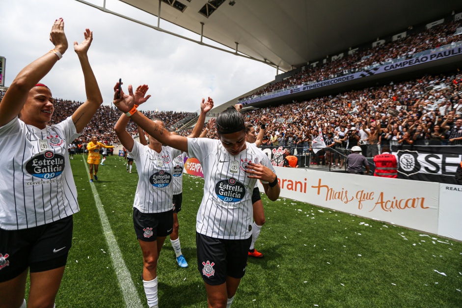 Elenco Feminino comemorando o título do Campeonato Paulista Feminino