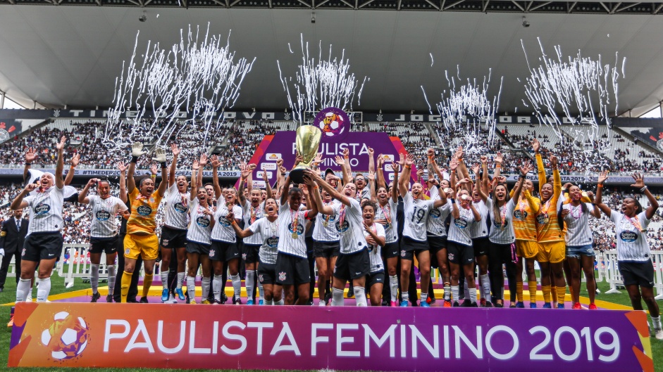 Elenco Feminino do Corinthians levanta taa de Campeo Paulista 2019
