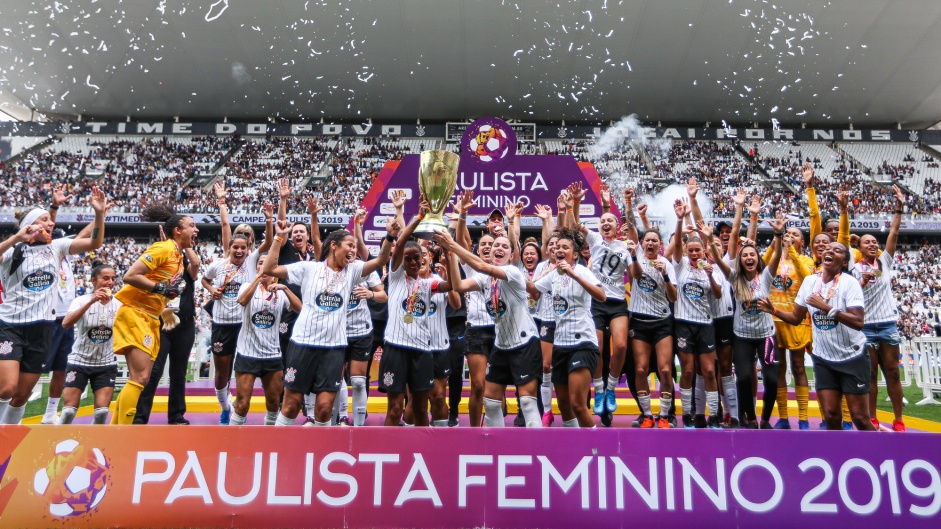 Foto do momento em que as meninas do Corinthians levantam a taa do Campeonato Paulista