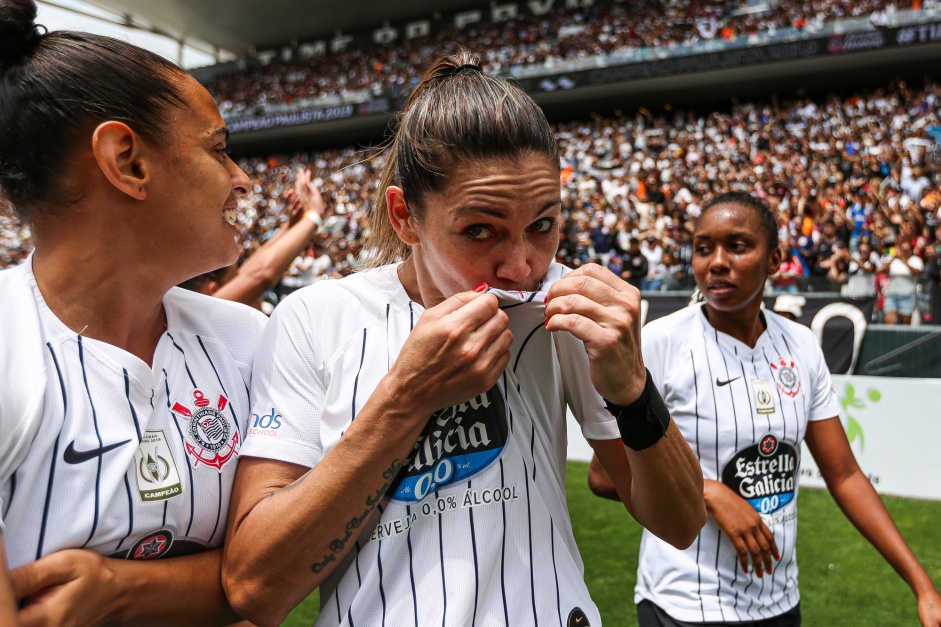 Gabi Zanotti e companheiras comemorando o título do Campeonato Paulista Feminino em 2019 Gabi Zanotti e companheiras comemorando o título do Campeonato Paulista Feminino em 2019