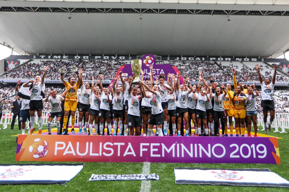 Jogadoras do feminino do Corinthians comemoram ttulo de campes paulistas