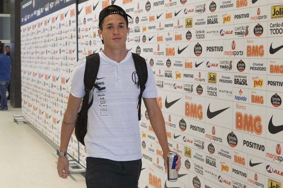 Mateus Vital no vestiário da Arena Corinthians antes do jogo contra o Internacional