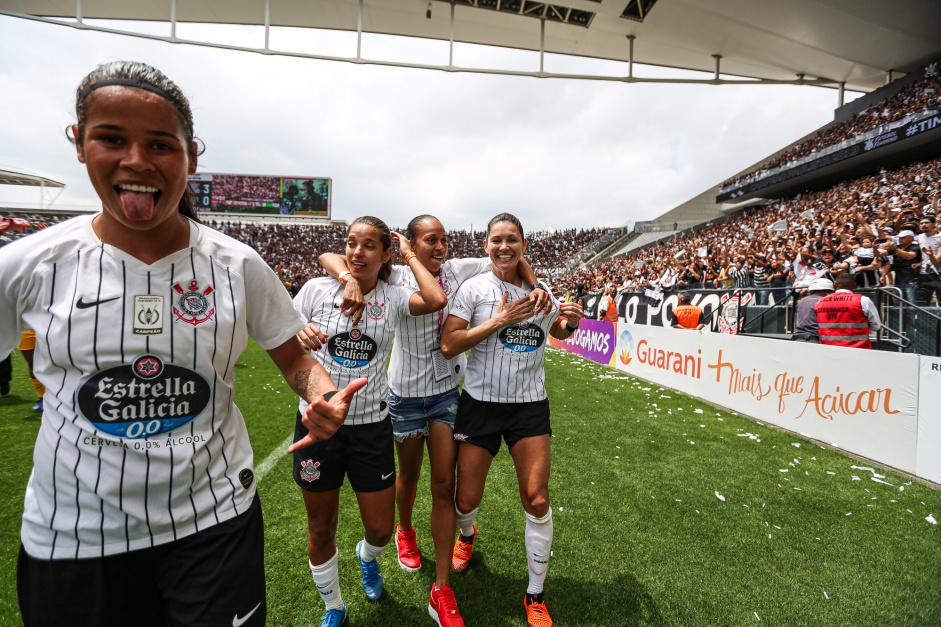 Victria e companheiras comemorando o ttulo do Campeonato Paulista Feminino