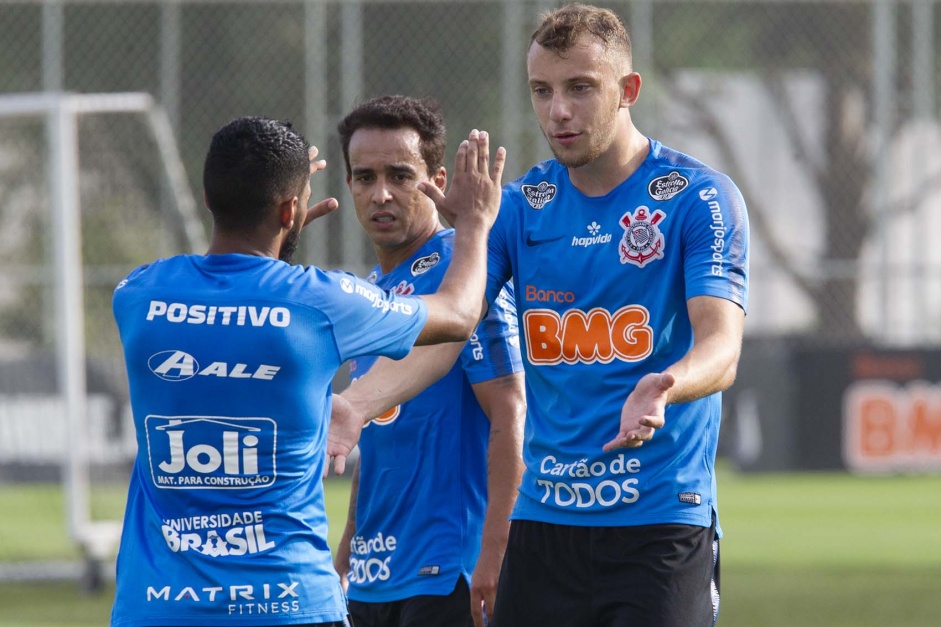Corinthians segue trabalhando para reforar o elenco