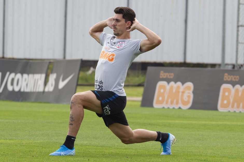 Danilo Avelar comea temporada como desfalque para Tiago Nunes