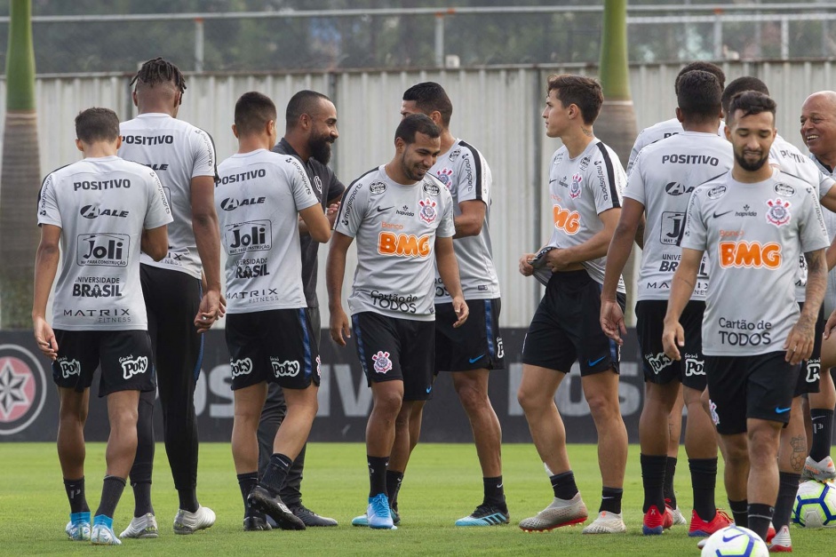 Jogadores do Corinthians no treinamento desta quinta-feira no CT Joaquim Grava