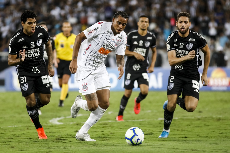 Atacante Gustavo durante partida contra o Botafogo, no estdio Nilton Santos
