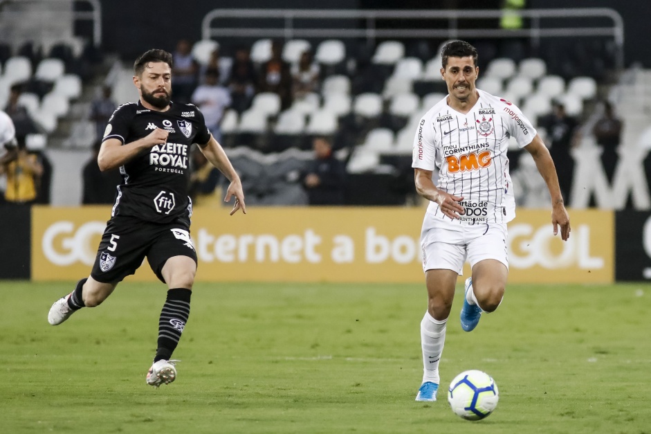 Danilo Avelar na derrota para o Botafogo, pelo Brasileiro, no estdio Nilton Santos