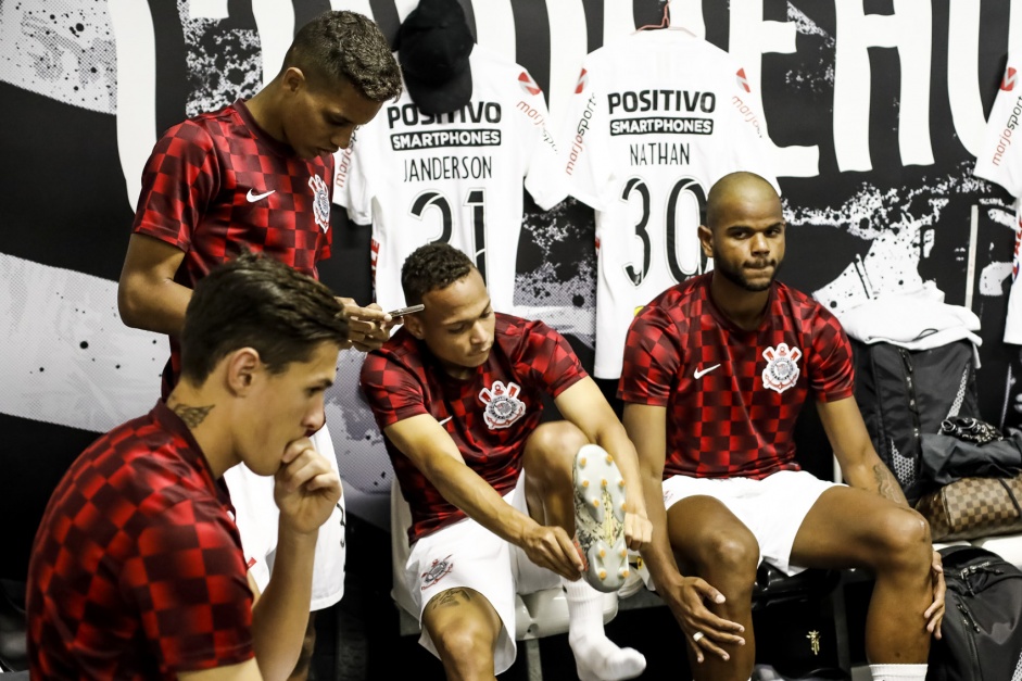 Elenco do Corinthians no vestirio do estdio Nilton Santos, para duelo contra o Botafogo