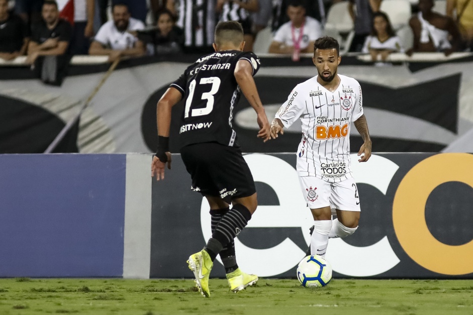 Meia-atacante Clayson durante partida contra o Botafogo, no estdio Nilton Santos