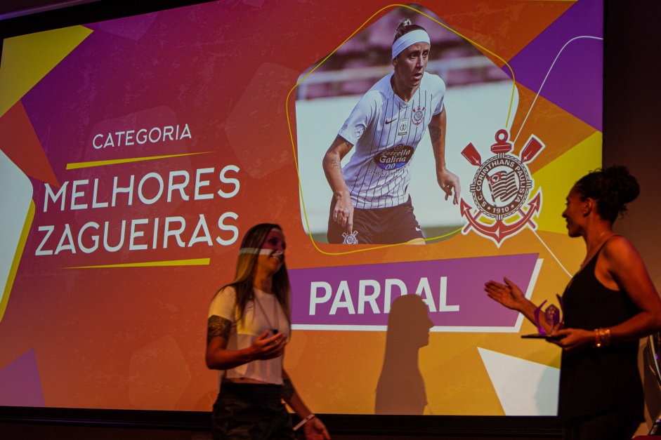Pardal durante cerimnia de Premiao do Campeonato Paulista Feminino