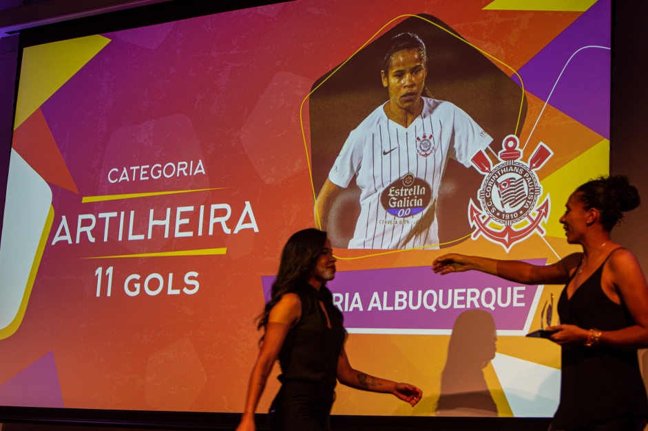 Artilheira Victria durante cerimnia de Premiao do Campeonato Paulista Feminino