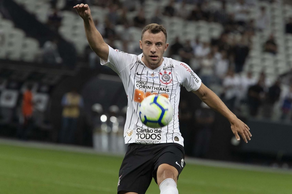 Lateral Carlos na vitria sobre o Ava, na Arena Corinthians, pelo Brasileiro