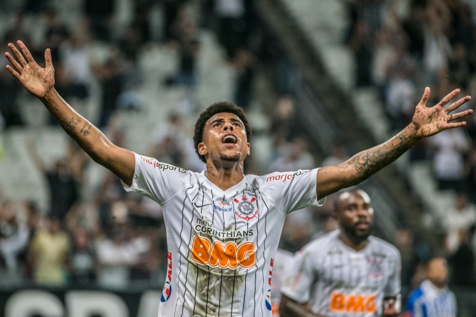 Gustavo marcou o primeiro gol do Corinthians, contra o Ava