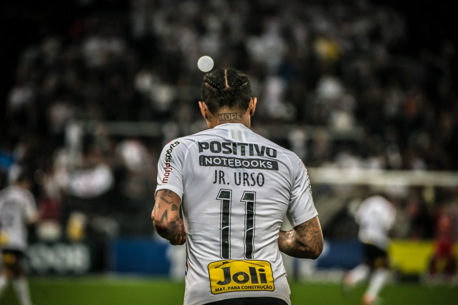 Júnior Urso durante duelo contra o Avaí, pelo Campeonato Brasileiro, na Arena Corinthians