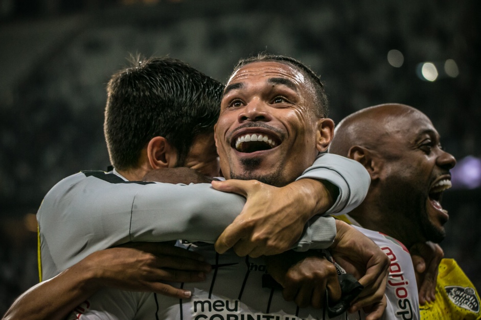 Volante Júnior Urso durante duelo contra o Avaí, pelo Campeonato Brasileiro, na Arena Corinthians