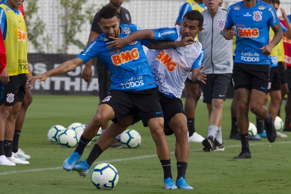 Clayson e Sornoza no treinamento do Corinthians desta sexta-feira, no CT Joaquim Grava