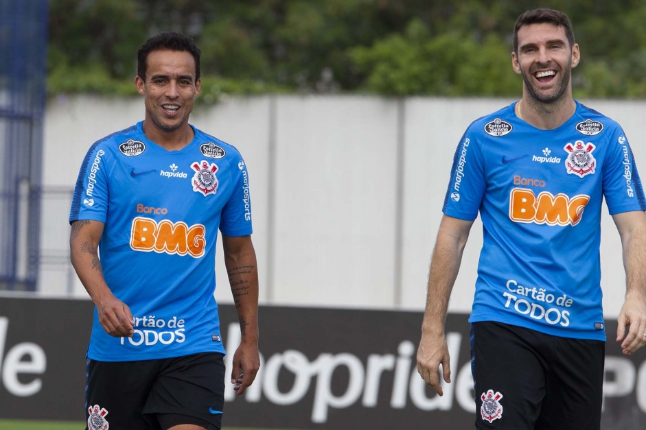 Jadson e Mauro Boselli no treinamento do Corinthians desta sexta-feira, no CT Joaquim Grava
