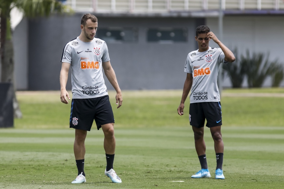 Carlos e Pedrinho no último treinamento do Corinthians antes do jogo contra o Atlético Mineiro