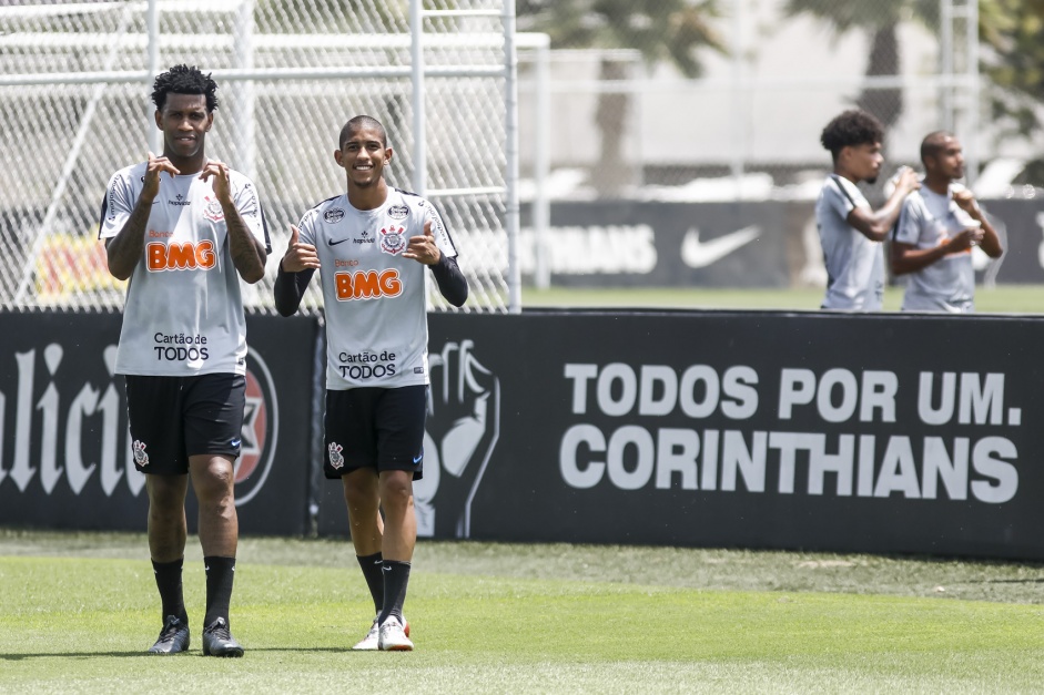 Gil e Fessin no último treinamento do Corinthians antes do ...