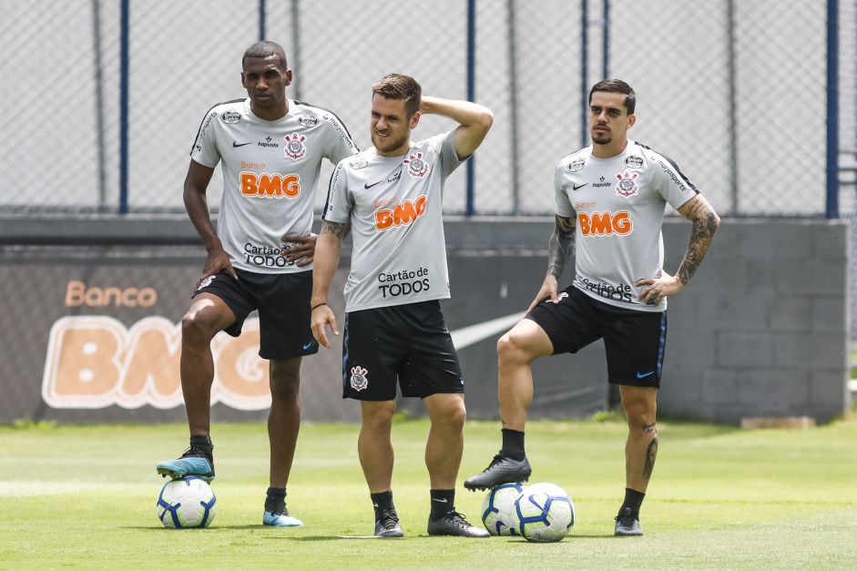 Marllon, Ramiro e Fagner no ltimo treinamento do Corinthians antes do jogo contra o Atltico