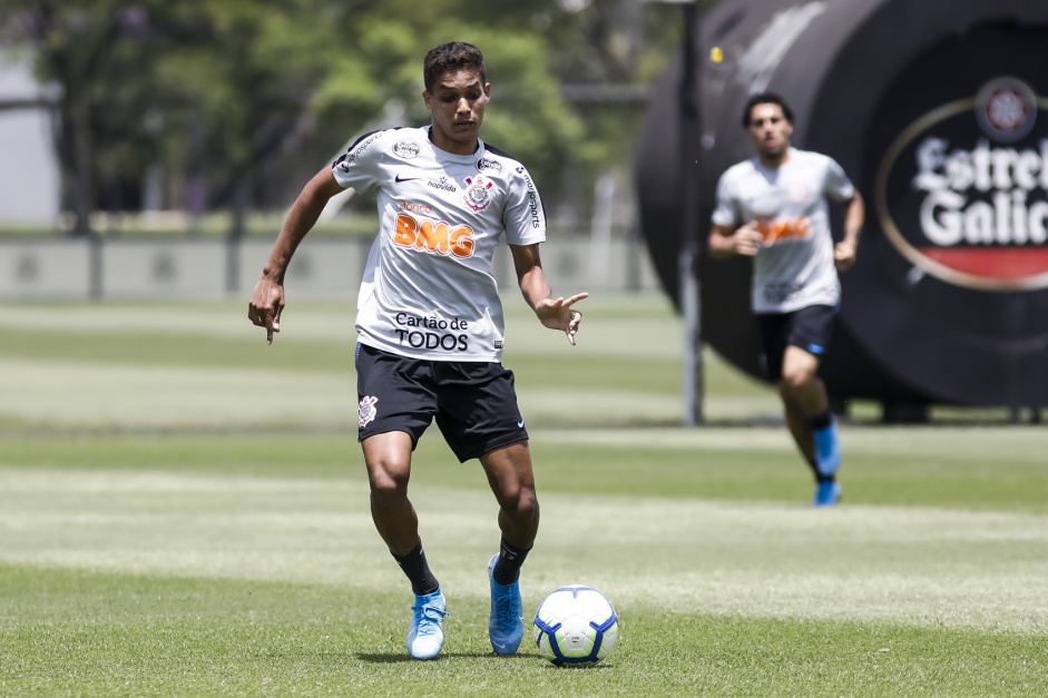 Pedrinho no último treinamento do Corinthians antes do ...