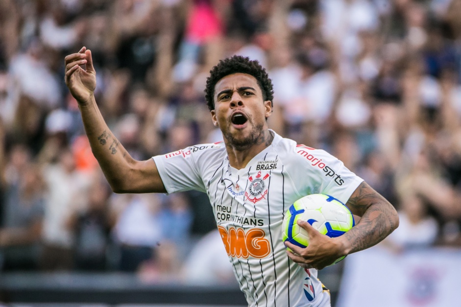 Gustavo comemora seu gol contra o Fluminense, pelo Brasileiro 2019